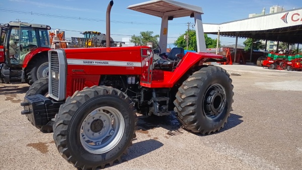 Trator Massey Ferguson MF 650 ano 2001