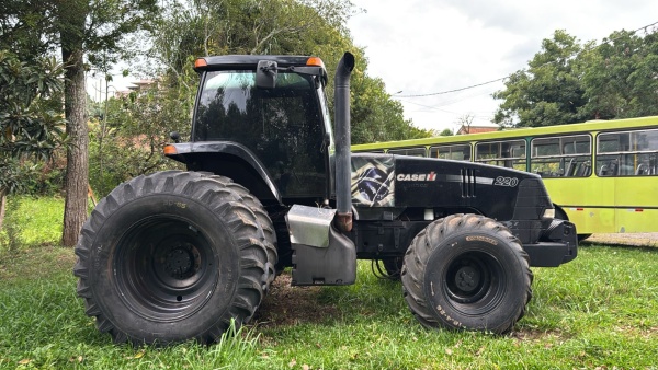 Trator Case Magnum 220 ano 2005