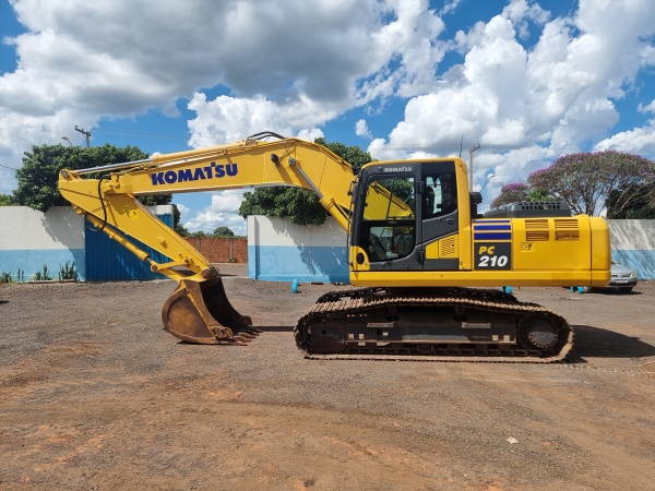 Escavadeira Komatsu PC210