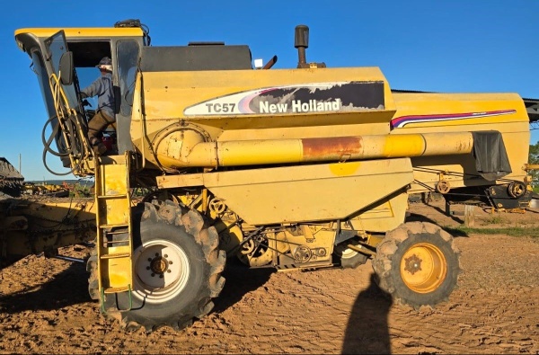 Colheitadeira New Holland TC 57 ano 2002