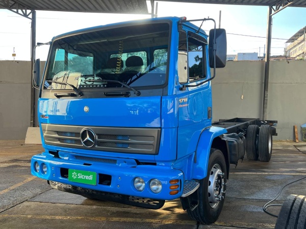 Caminhão Mercedes Benz 1718 ano 2009