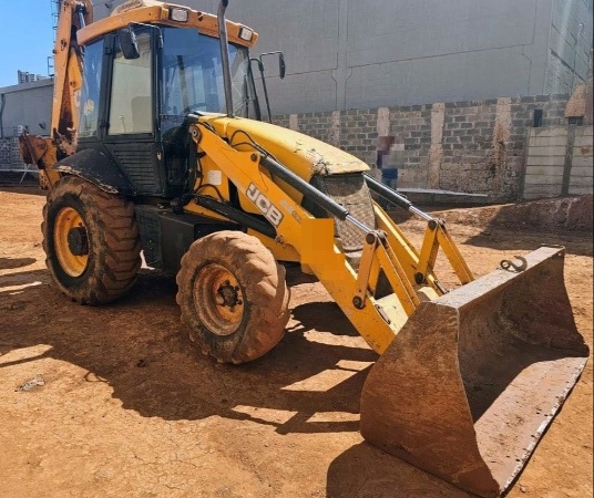Retroescavadeira JCB 3C ano 2011