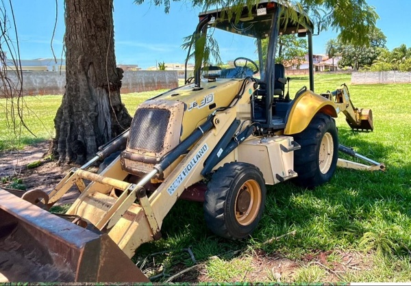 Retroescavadeira New Holland LB 90 ano 2006