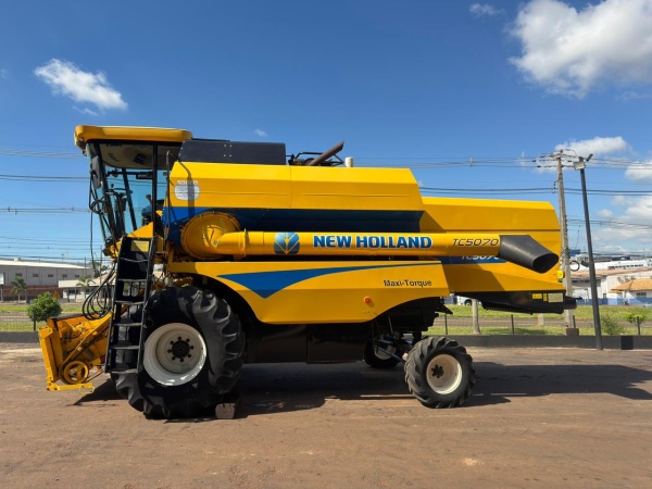 Colheitadeira New Holland TC 5070 ano 2014