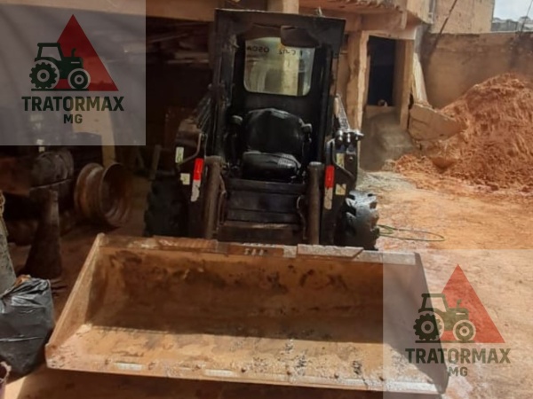 Mini Carregadeira New Holland L220 ano 2013