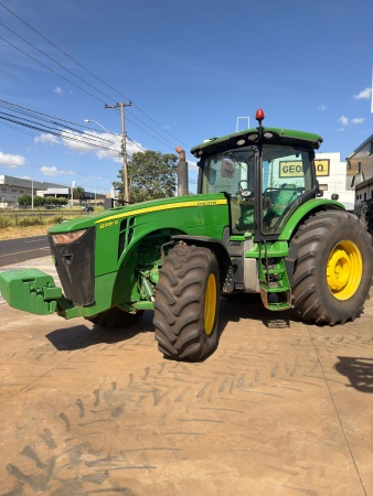 Trator John Deere 8335R ano 2012