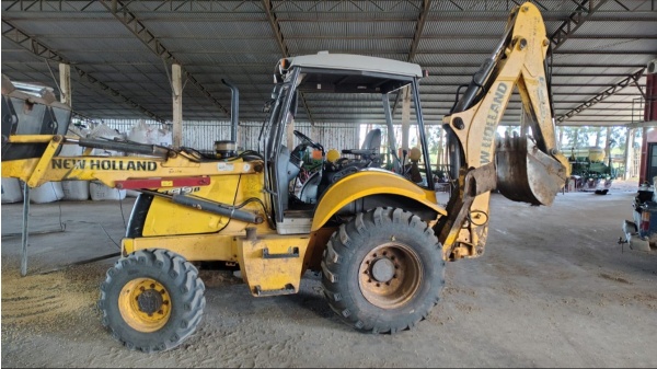 Retroescavadeira New Holland B95B ano 2012
