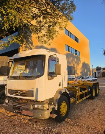 Caminhão Volvo VM 330 6x4 ano 2013