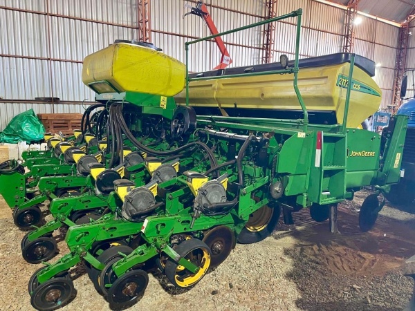Plantadeira John Deere 2113 CCS ano 2013 - 2113 CCS - Implementos para Plantio