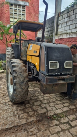 Trator Valtra BM 110 ano 2006