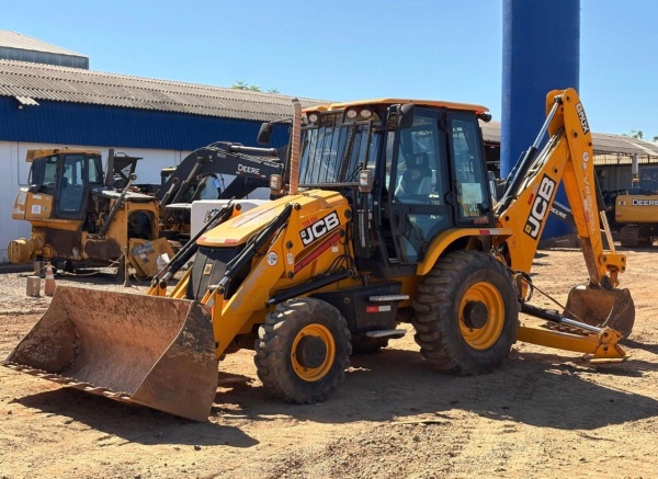 Retroescavadeira JCB 3CX ano 2023