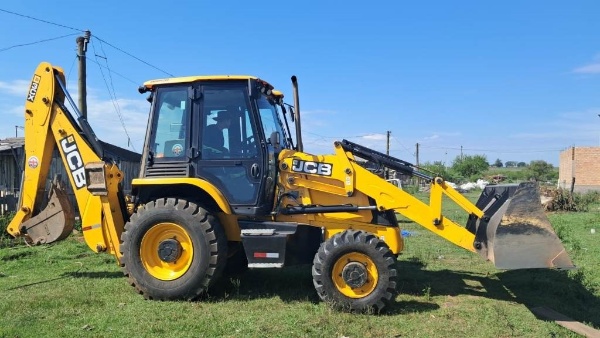 Retroescavadeira JCB 3CX ano 2024