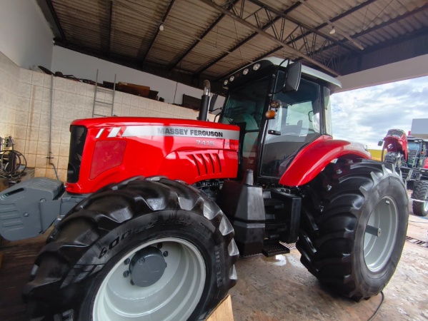 Trator Massey Ferguson MF 7415 ano 2015
