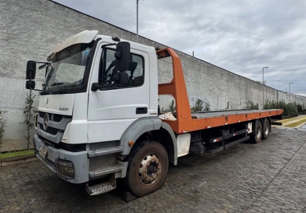 Caminhão Mercedes Benz Axor 3131 ano 2014