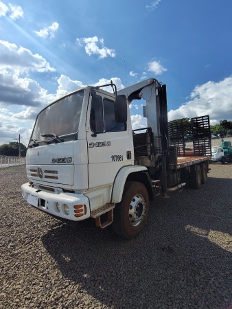 Caminhão Mercedes Benz 2423B ano 2005
