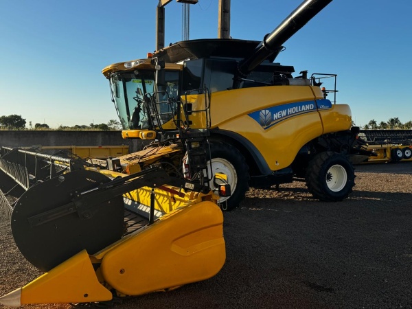 Colheitadeira New Holland CR 9080 ano 2012
