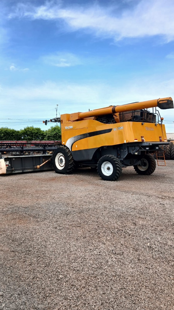 Colheitadeira Valtra BC 7500 ano 2011