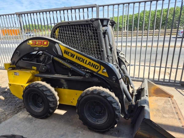 Mini Carregadeira New Holland L330 ano 2026