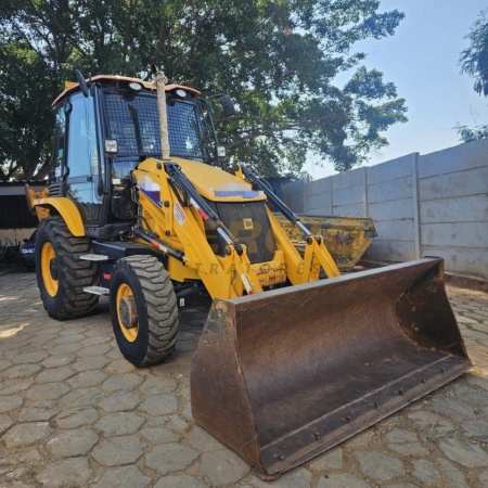 Retroescavadeira JCB 3CX ano 2022