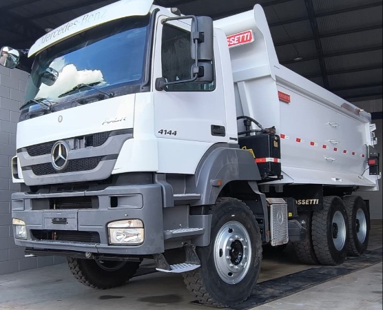 Caminhão Mercedes Benz AXOR 4144K6X4 ano 2012