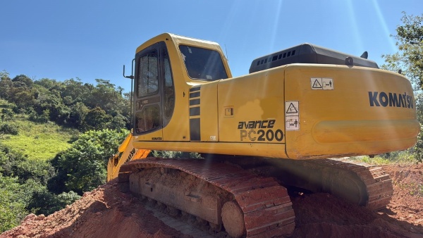 Escavadeira Komatsu PC200 ano 2007