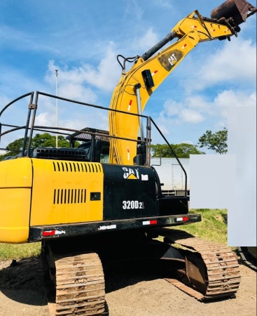 Escavadeira Caterpillar 320 D2L ano 2014