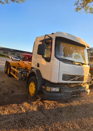 Caminhão Volvo VM 330 6x4 ano 2013