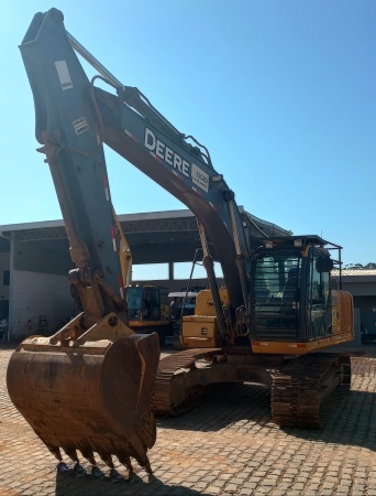 Escavadeira com Garras John Deere 210G LC ano 2018