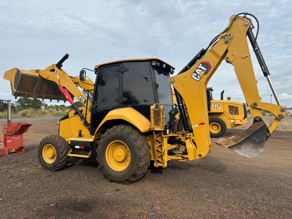 Retroescavadeira Caterpillar 416 ano 2024