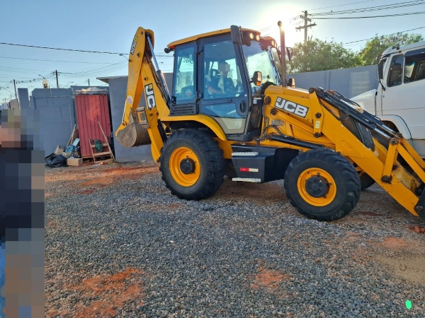 Retroescavadeira JCB 3CX ano 2024