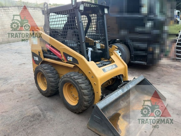 Mini Carregadeira Caterpillar 216B ano 2008