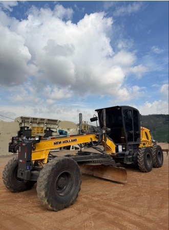 Motoniveladora New Holland RG140B ano 2011