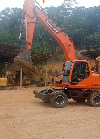 Escavadeira Doosan DX180LC ano 2012