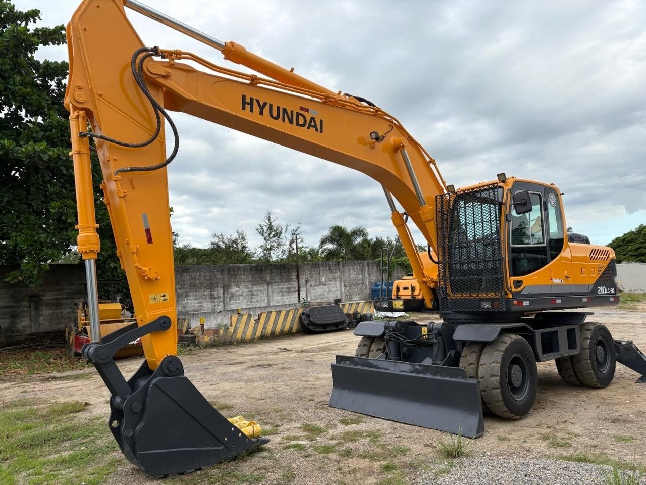 Escavadeira Hyundai R210LC-7 ano 2013