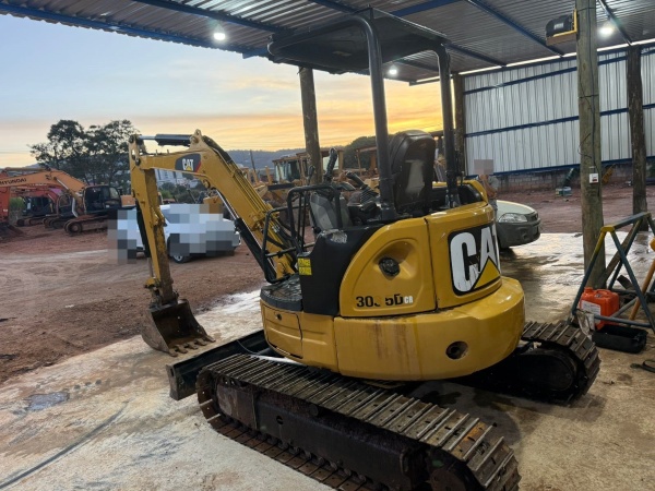 Mini Escavadeira Caterpillar 303.5 CR ano 2012