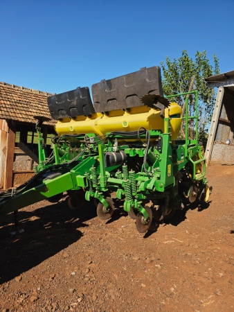 Plantadeira John Deere 1107 ano 2011