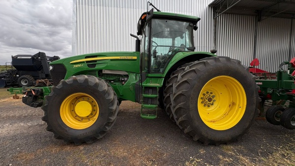 Trator John Deere 7200 J ano 2023