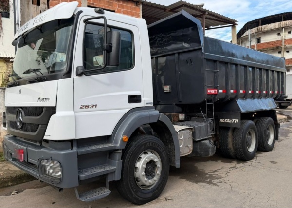 Caminhão Mercedes Benz Axor 2831 6x4 ano 2013