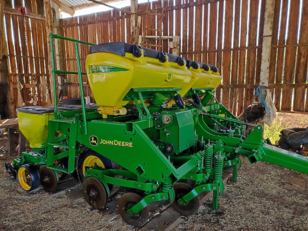 Plantadeira John Deere 1107 ano 2012