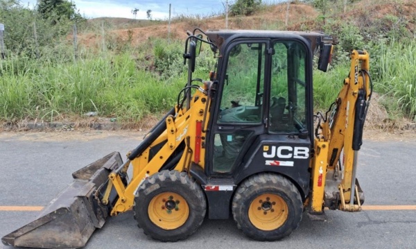 Mini Retroescavadeira JCB 1CX ano 2014