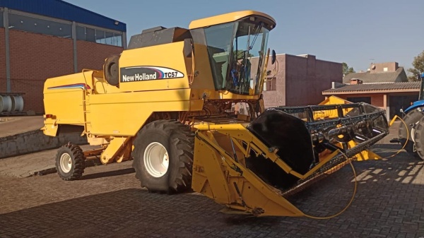 Colheitadeira New Holland TC 57 ano 2005