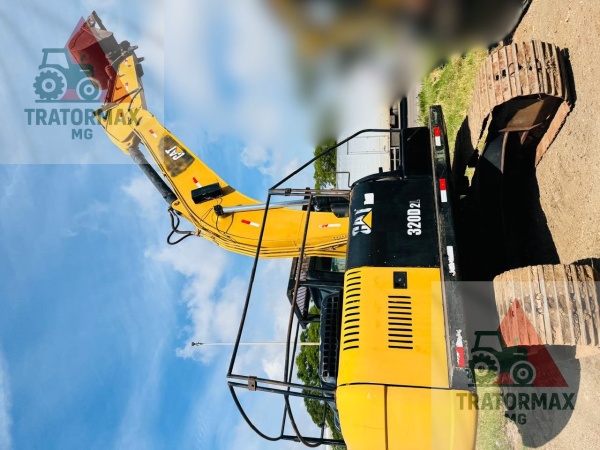 Escavadeira Caterpillar 320 D2L ano 2014
