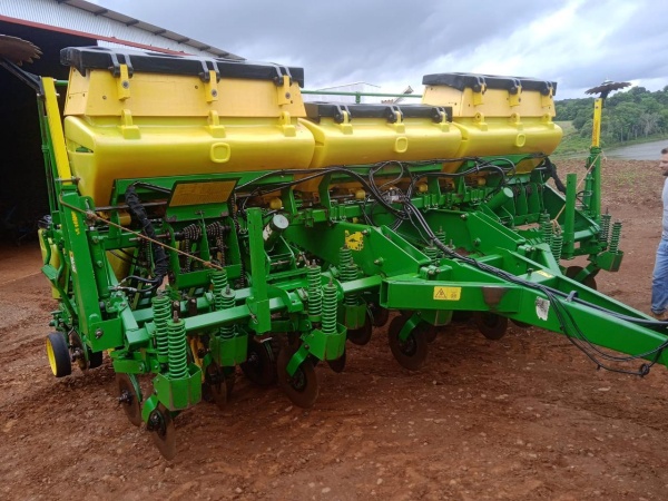 Plantadeira John Deere 1111 ano 2008