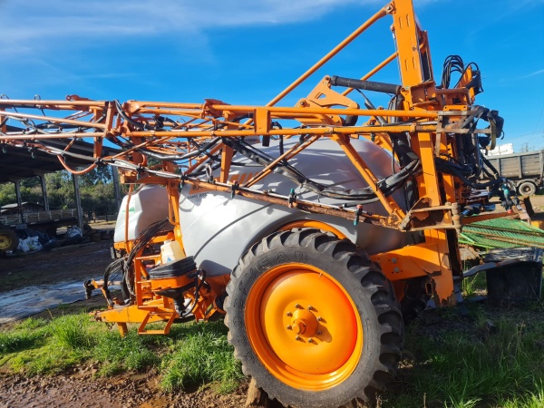Pulverizador Autopropelido Jacto 3000 L ano 2011