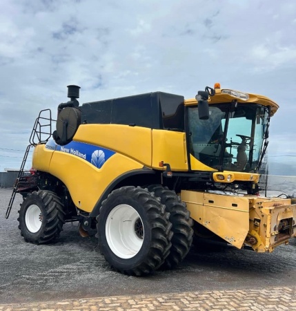 Colheitadeira New Holland CR 9060 ano 2011
