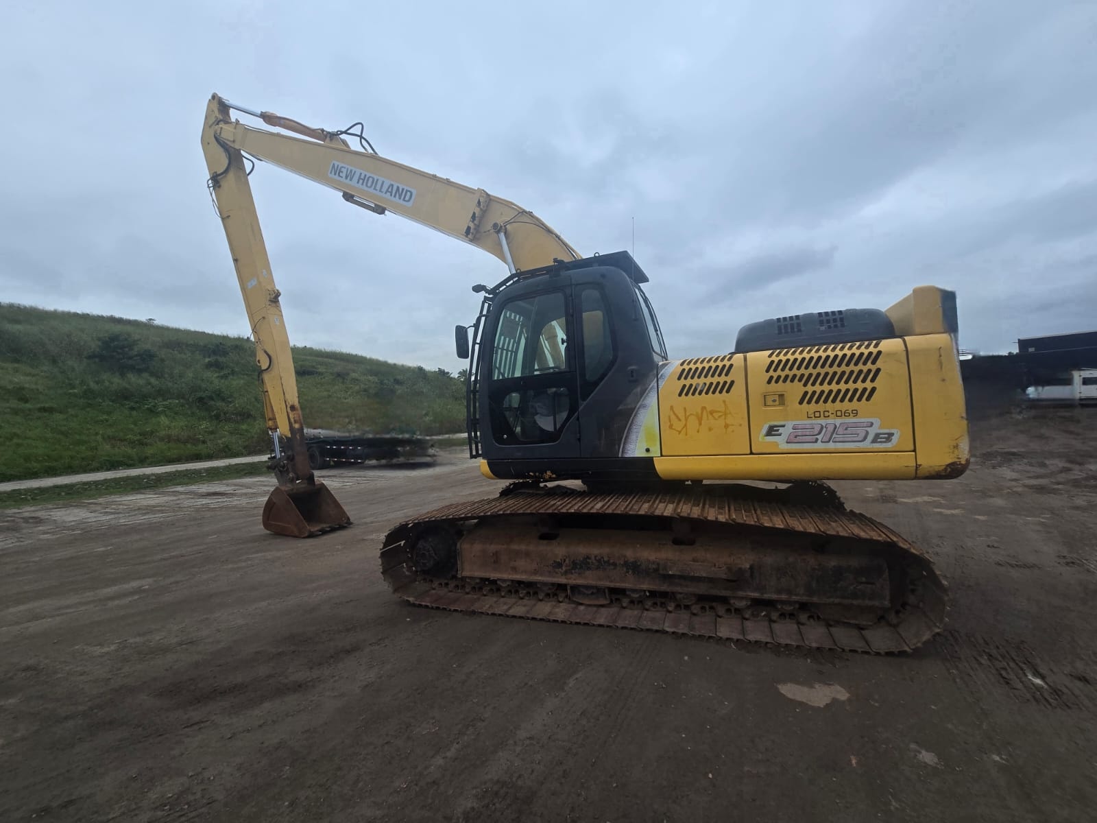 Escavadeira New Holland e215-b ano 2012