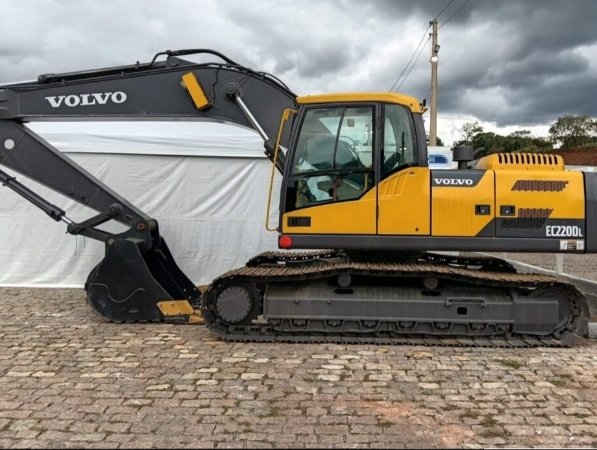 Escavadeira Volvo EC220DL ano 2014
