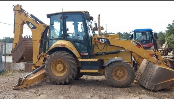 Retroescavadeira Caterpillar 416 F2 ano 2016