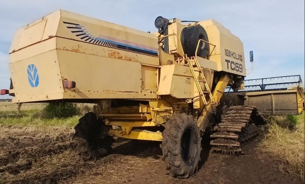 Colheitadeira New Holland TC 59 ano 2001