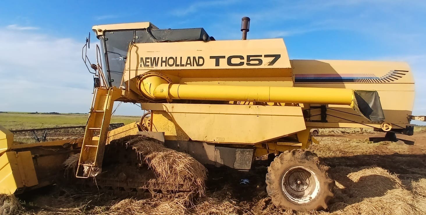 Colheitadeira New Holland TC 57 ano 1999